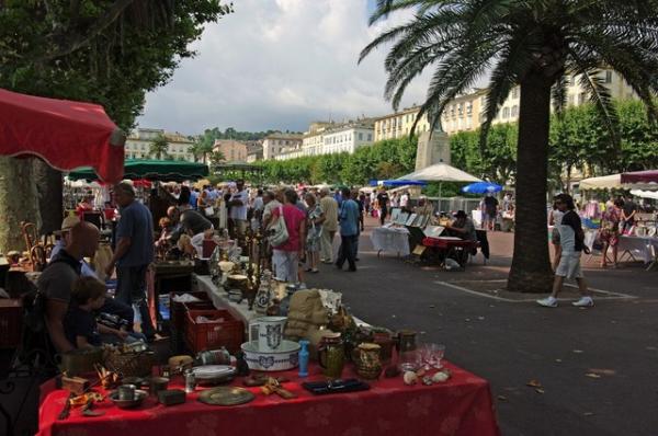 Bastia Le marché aux puces Villas Clos Grégoire Locations de Villas